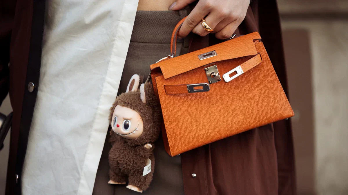 Labubu: Conheça o boneco que está tomando conta do mundo da moda e como usar