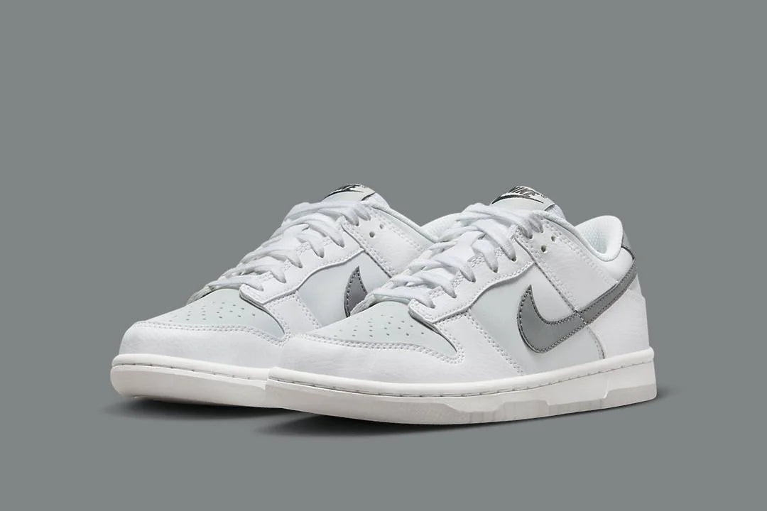 Nike traz um dunk com swoosh em prata metálico