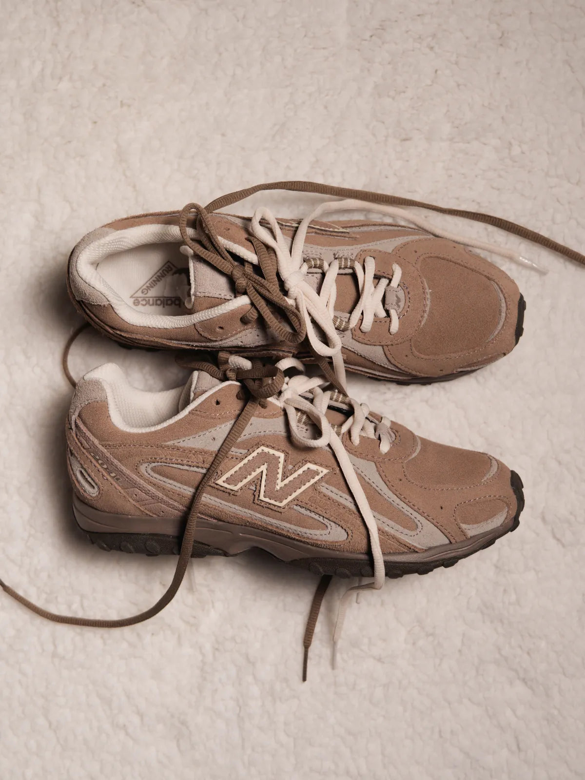 New Balance 204L em camurça marrom, par visto de cima