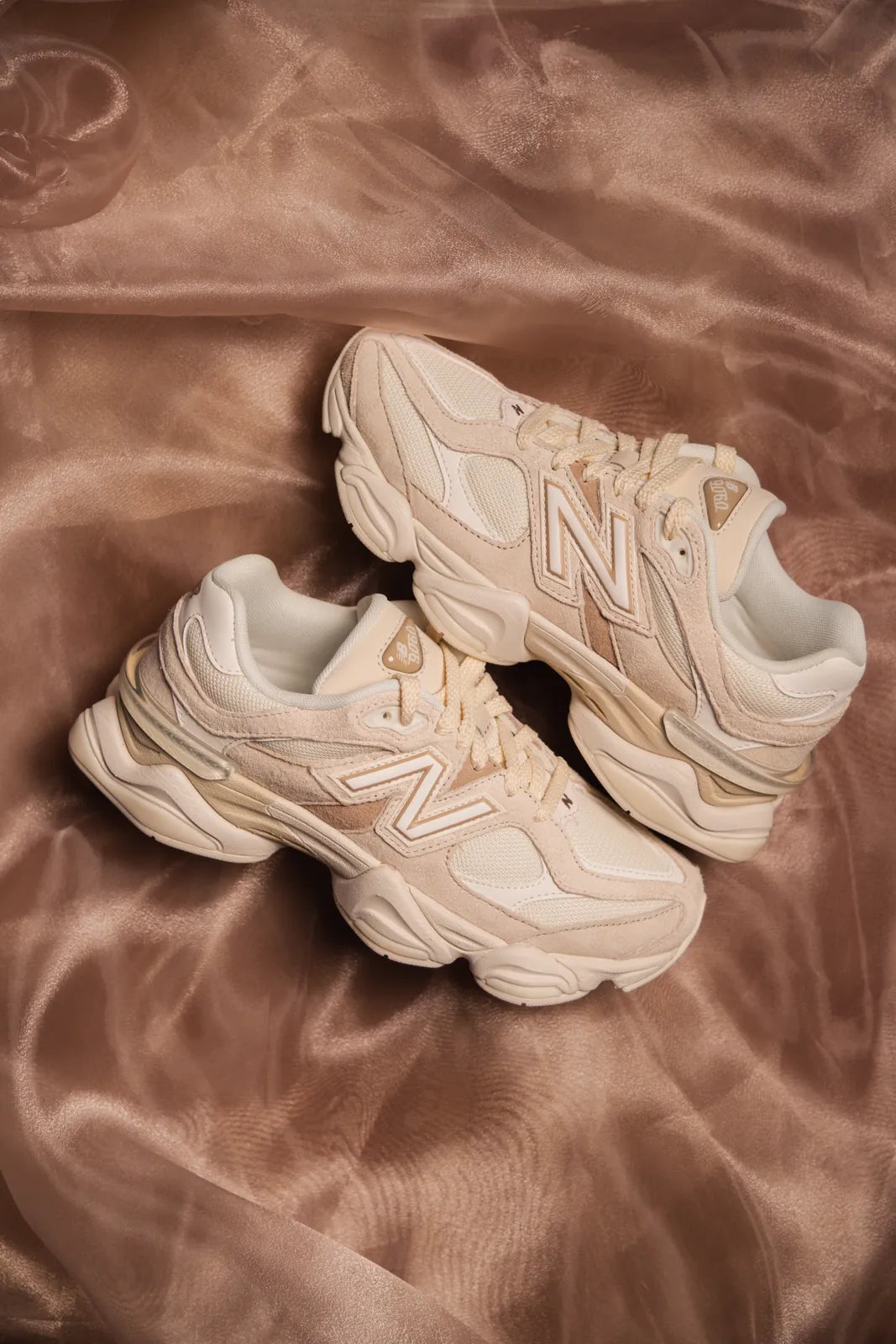 New Balance 9060 bege sobre cetim